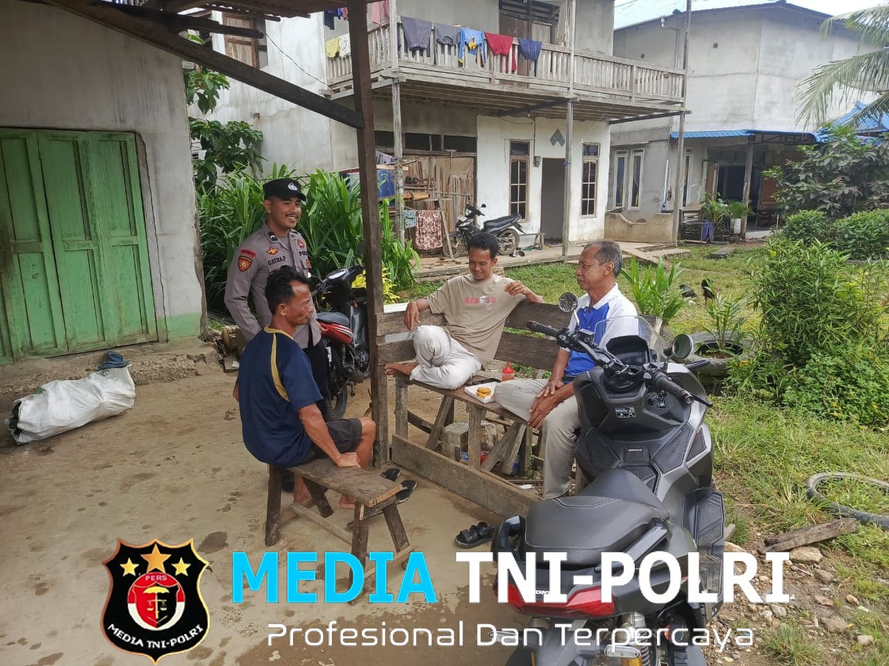 Patroli Dialogis Siang, Polsek Air Besar Pererat Hubungan dengan Warga