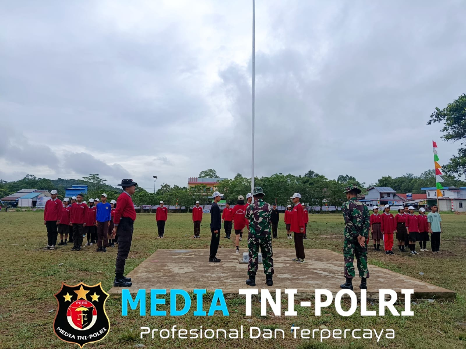 Jelang HUT RI ke-80, Polsek Menjalin dan Koramil Menjalin Latih Paskibraka Kecamatan Menjalin