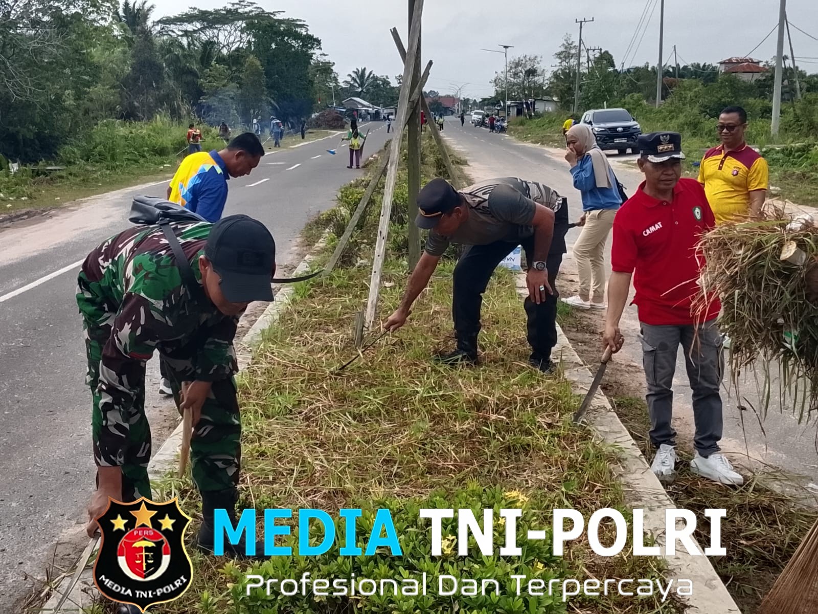 Dalam Rangka menyambut HUT RI ke 80 ,Camat Baamang Sufiansyah Bersama Lurah, Kapolsek,Babinsa, Kerja Bakti Bersama