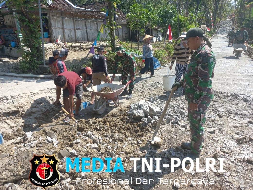 Satgas TMMD dan Warga Sarimulyo Perbaiki Gorong-Gorong, Cegah Jalan Utama Amblas