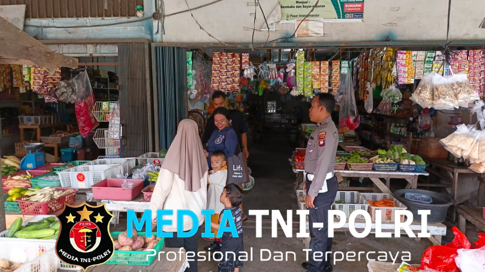 Temui Warganya Di Saat Petugas Melaksanakan Patroli Siang dengan Berikan Himbauan Kamtibmas