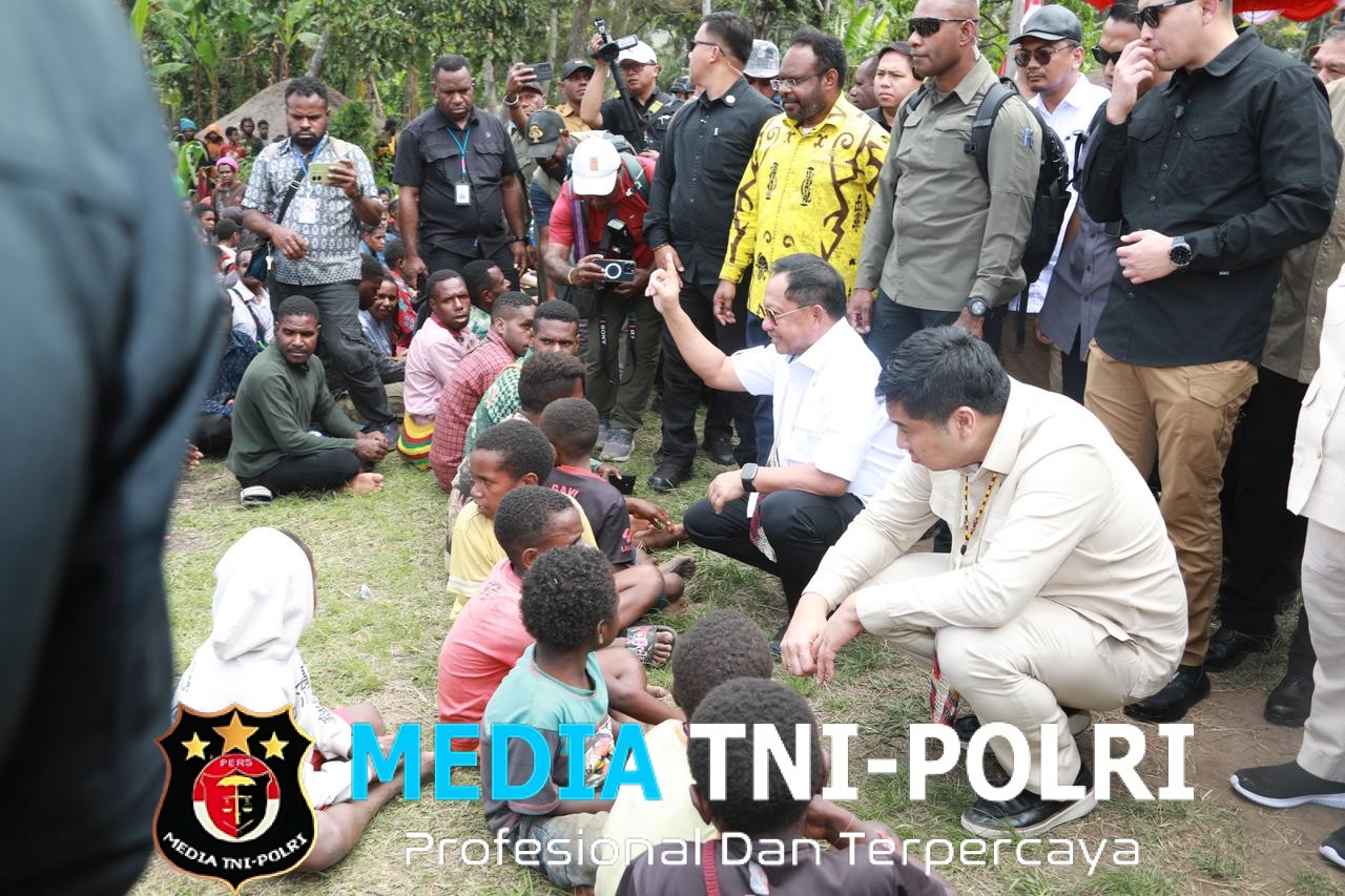 Mendagri dan Menteri PKP Jalin Dialog Bersama Masyarakat Papua Pegunungan serta Hadiri Acara Bakar Batu