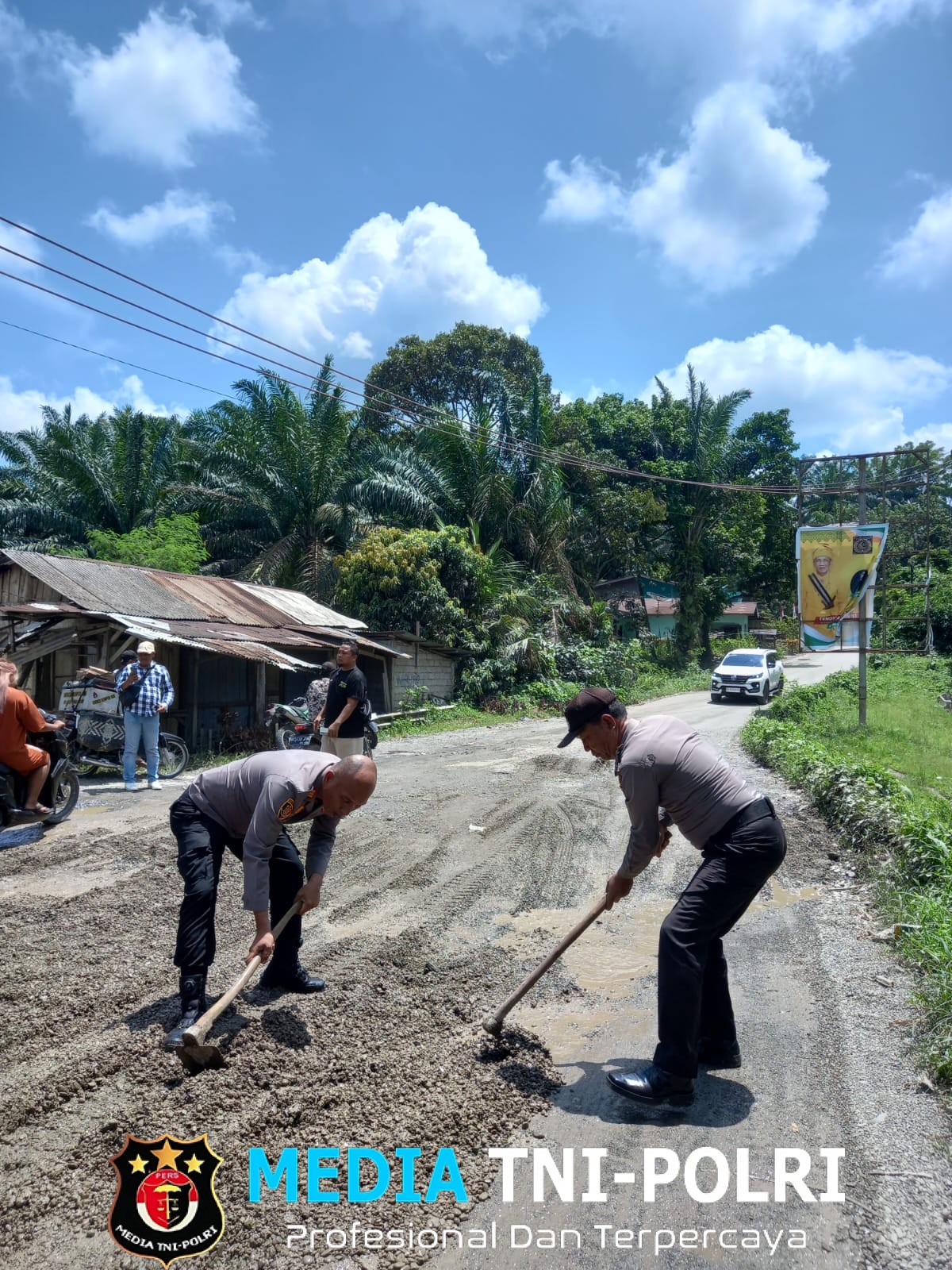 Polsek Bahorok bersama Mahasiswa KKN UINSU Jalin Kerjasama Dalam Melaksanakan Harkamtimas dengan Menimbun Jalan yang Rusak