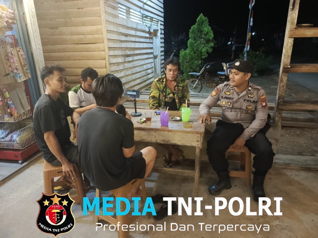 Sapa Warga di Tengah Malam, Polisi Jaga Keakraban dan Keamanan