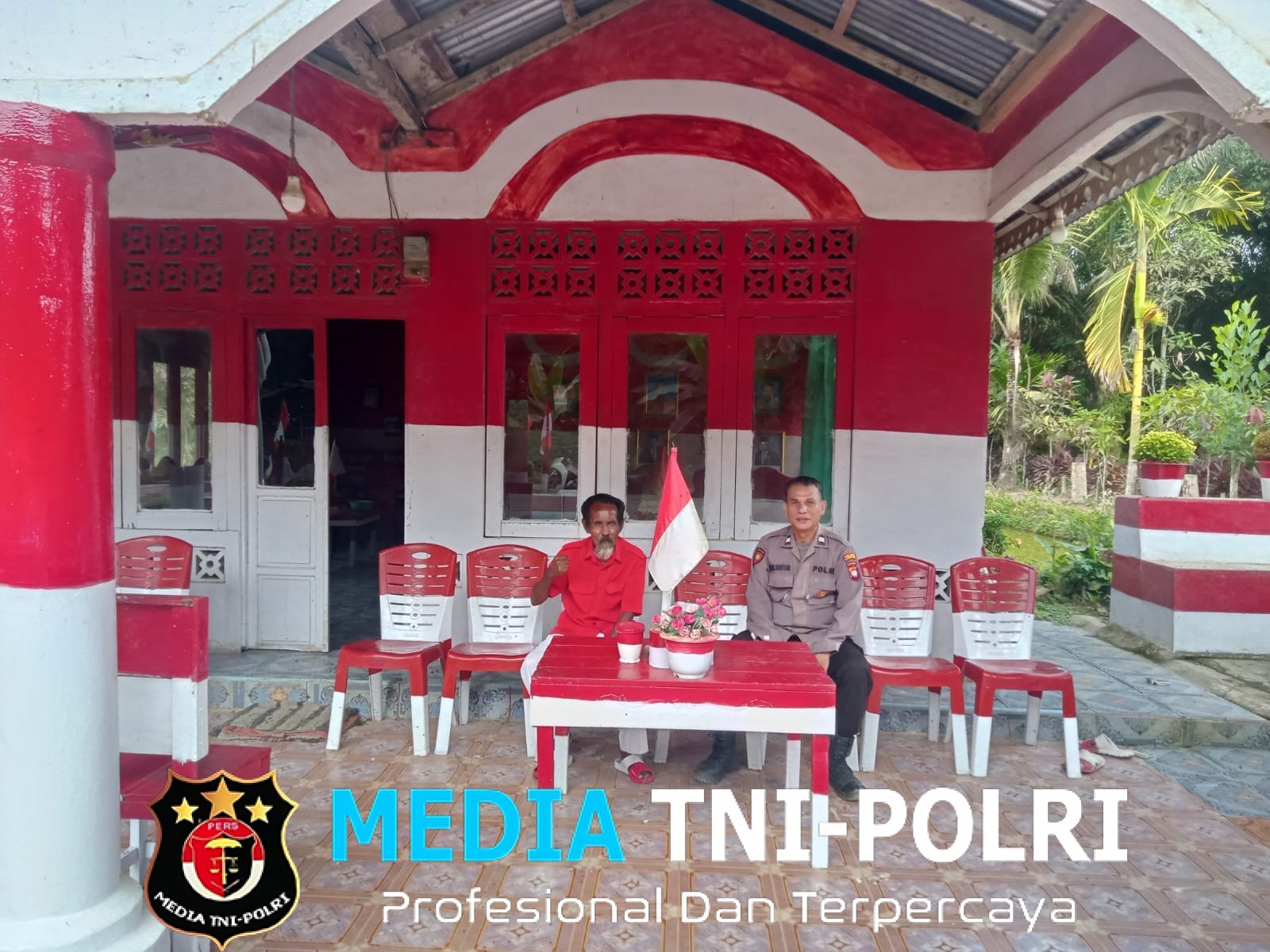 Kunjungi Rumah Merah Putih, Kanit Binmas Polsek Sengah Temila Apresiasi Semangat Nasionalisme Warga