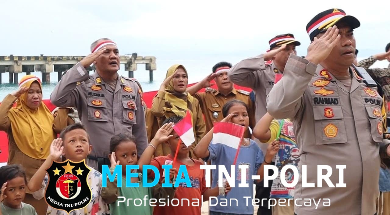 4 Jam Menembus Laut Demi Merah Putih, Kapolres Tanggamus Bersama Warga Kibarkan Bendera di Pulau Terluar Tabuan