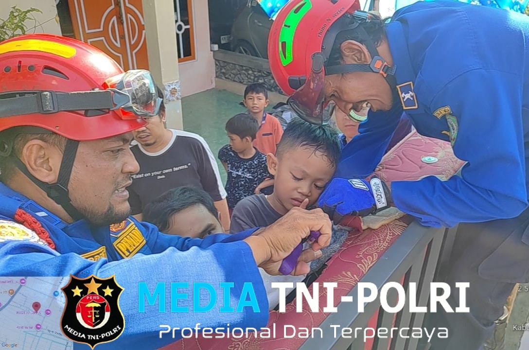Jari Tangan Bocah Tertusuk Per Springbed, Damkar Kotim Beraksi