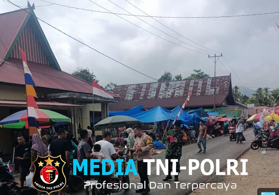 Babinsa dan Bhabinkamtibmas Bagikan Bendera Merah Putih di Desa Pasar Muara Siau