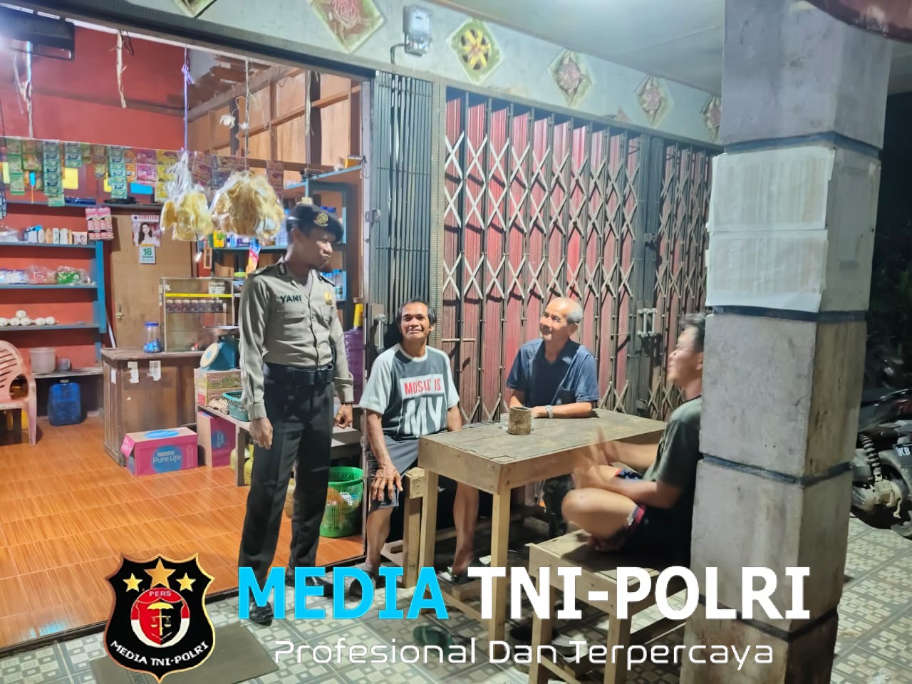 Patroli Malam, Polisi Tegur Remaja dan Sambangi Warga di Air Besar