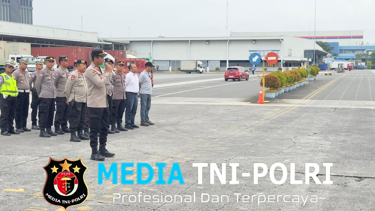 Kapolsek Cikarang Barat Pimpin Ratusan Personel Gabungan Amankan Aksi Buruh di PT Yamaha Music Manufacturing Asia