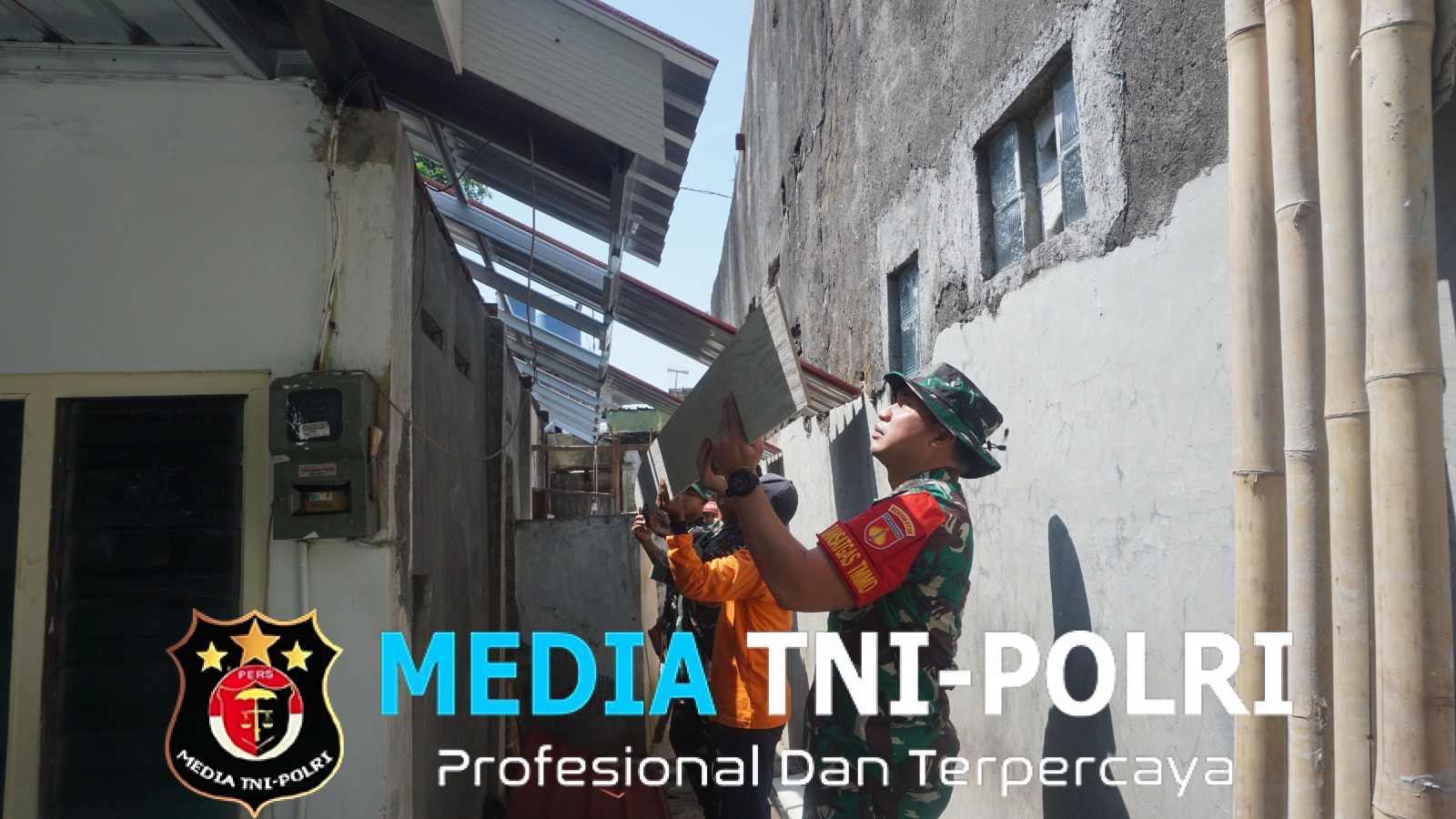 Patik Semangat Prajurit, Dansatgas TMMD Reguler Ke-125 Kodim 0735/Surakarta Tak Segan Bantu Angkat Material di Lokasi RTLH