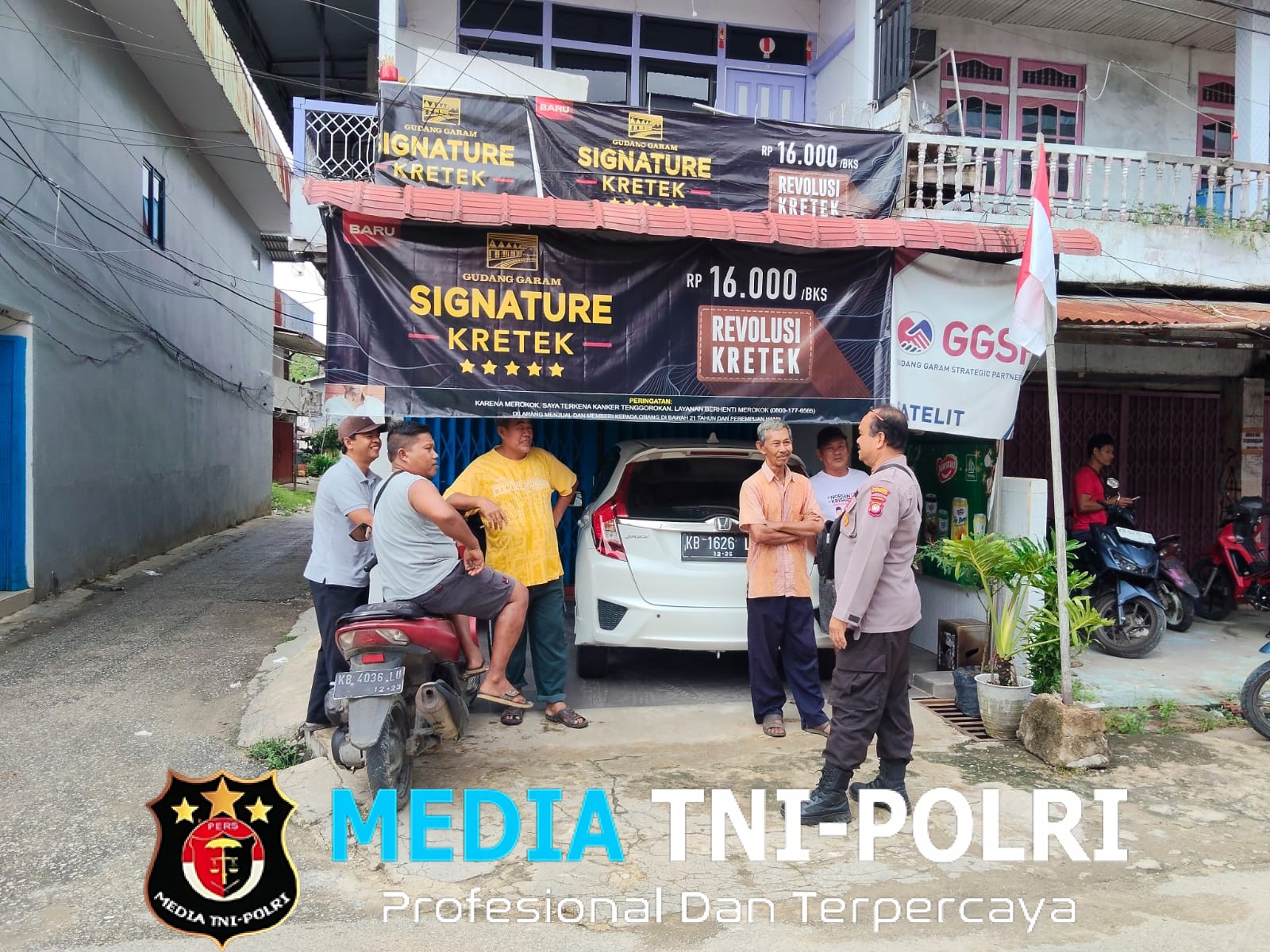 Patroli Sambang Dialogis Kepada Warga Masyarakat Di Areal Pertokoan Oleh Personil Polsek Ngabang