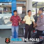 Patroli Siang, Polsek Mandor Sambangi Warga untuk Mengajak Bersama sama Jaga Kamtibmas