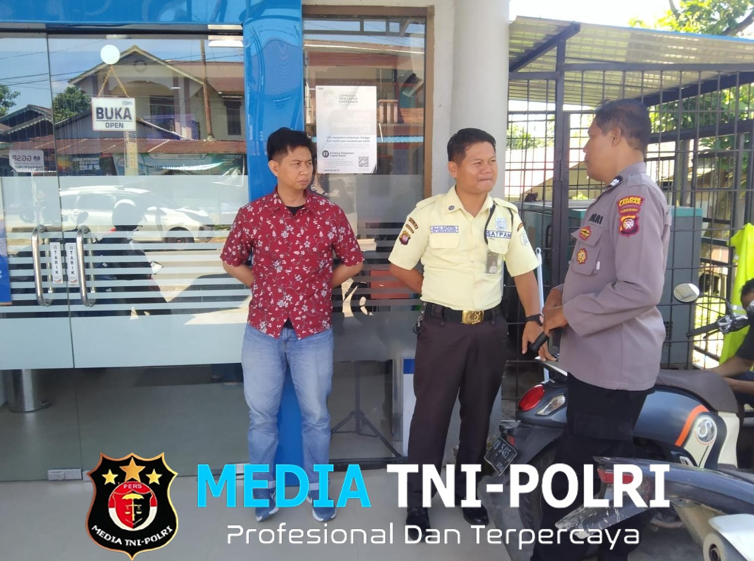 Patroli Siang, Polsek Mandor Sambangi Warga untuk Mengajak Bersama sama Jaga Kamtibmas