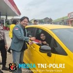 Semarak Kemerdekaan, Polri dan Mahasiswa Bagikan Ratusan Bendera Merah Putih di Jalan Ryacudu