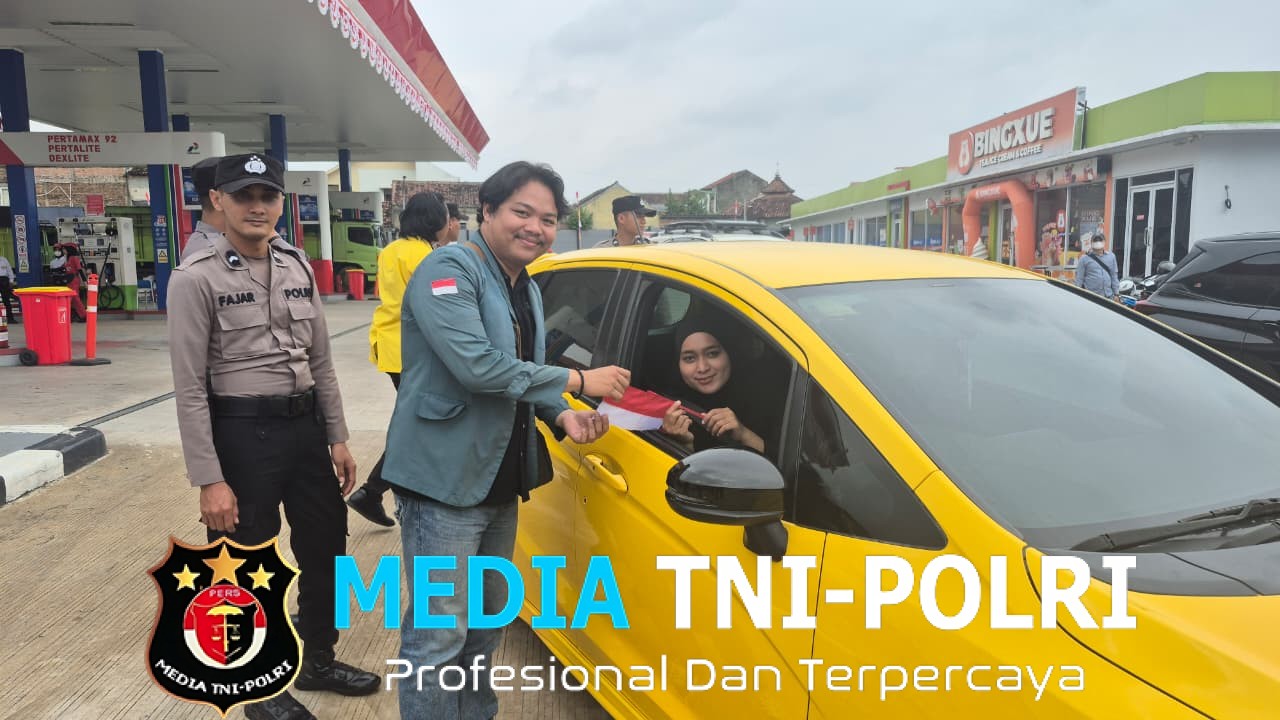 Semarak Kemerdekaan, Polri dan Mahasiswa Bagikan Ratusan Bendera Merah Putih di Jalan Ryacudu