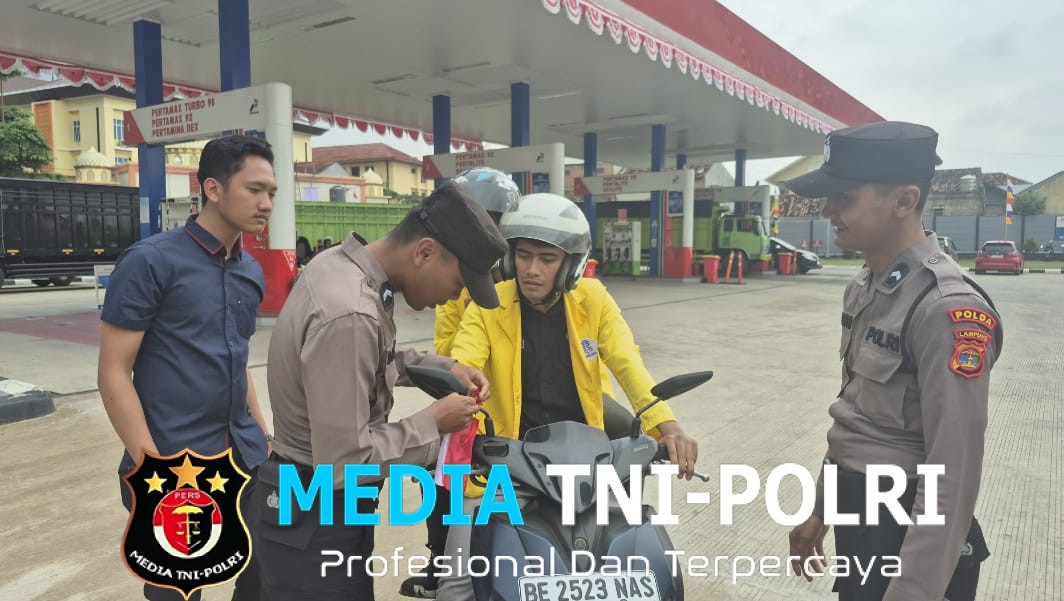 Semarak Kemerdekaan, Polri dan Mahasiswa Bagikan Ratusan Bendera Merah Putih di Jalan Ryacudu