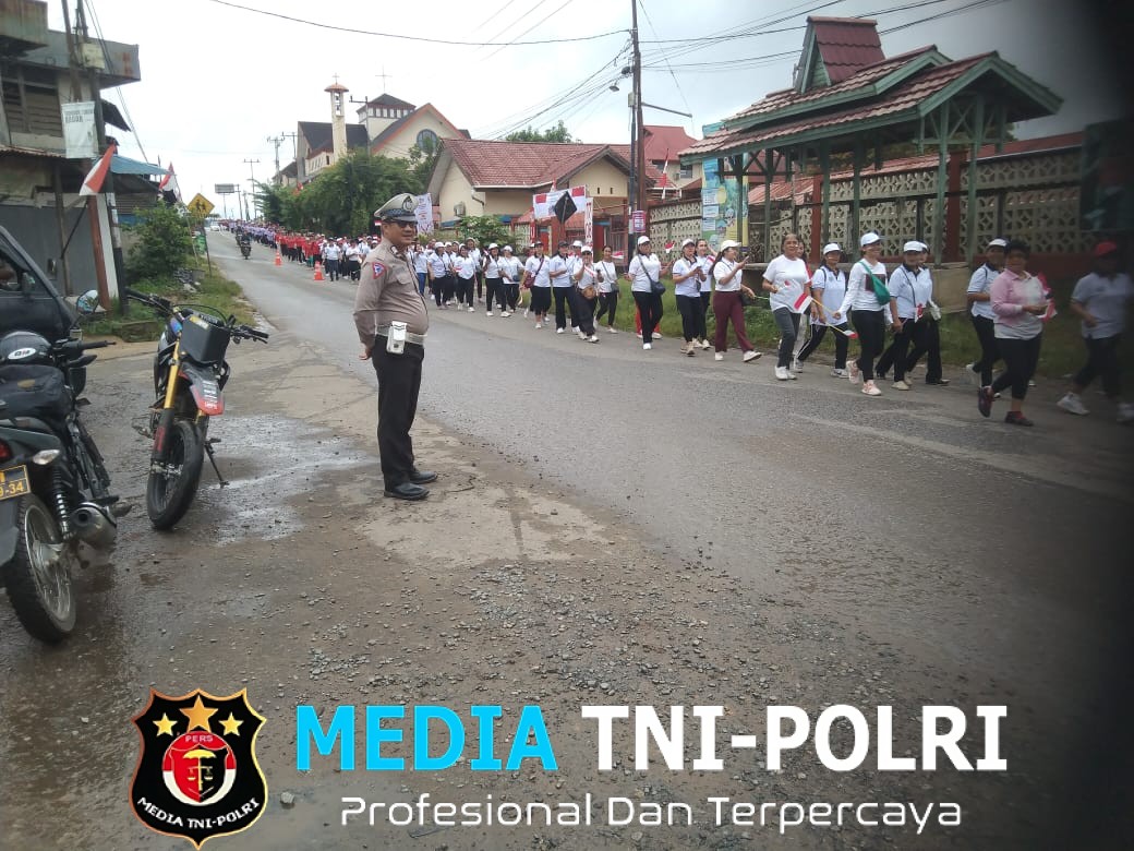 Kapolsek Sengah Temila Pimpin Pengamanan Jalan Santai PKK Tingkat Kecamatan