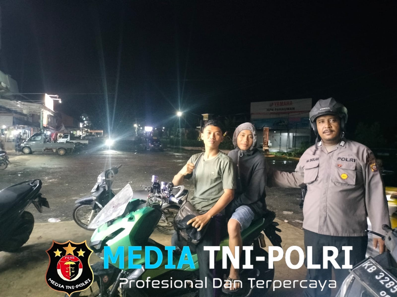 Peduli Keselamatan, Polisi Beri Himbauan Pengendara Tanpa Helm Saat Patroli Malam