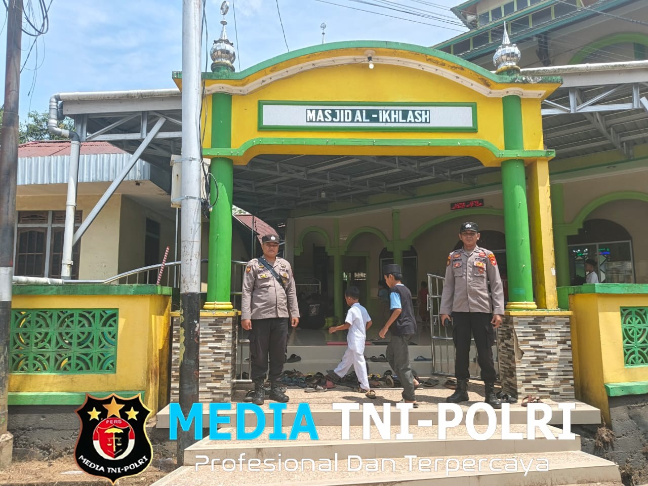Setiap Hari Jum’at Samapta Polsek Menyuke Lakukan Pengamanan Kepada Warga  yang Melaksanakan Sholat Jum’at
