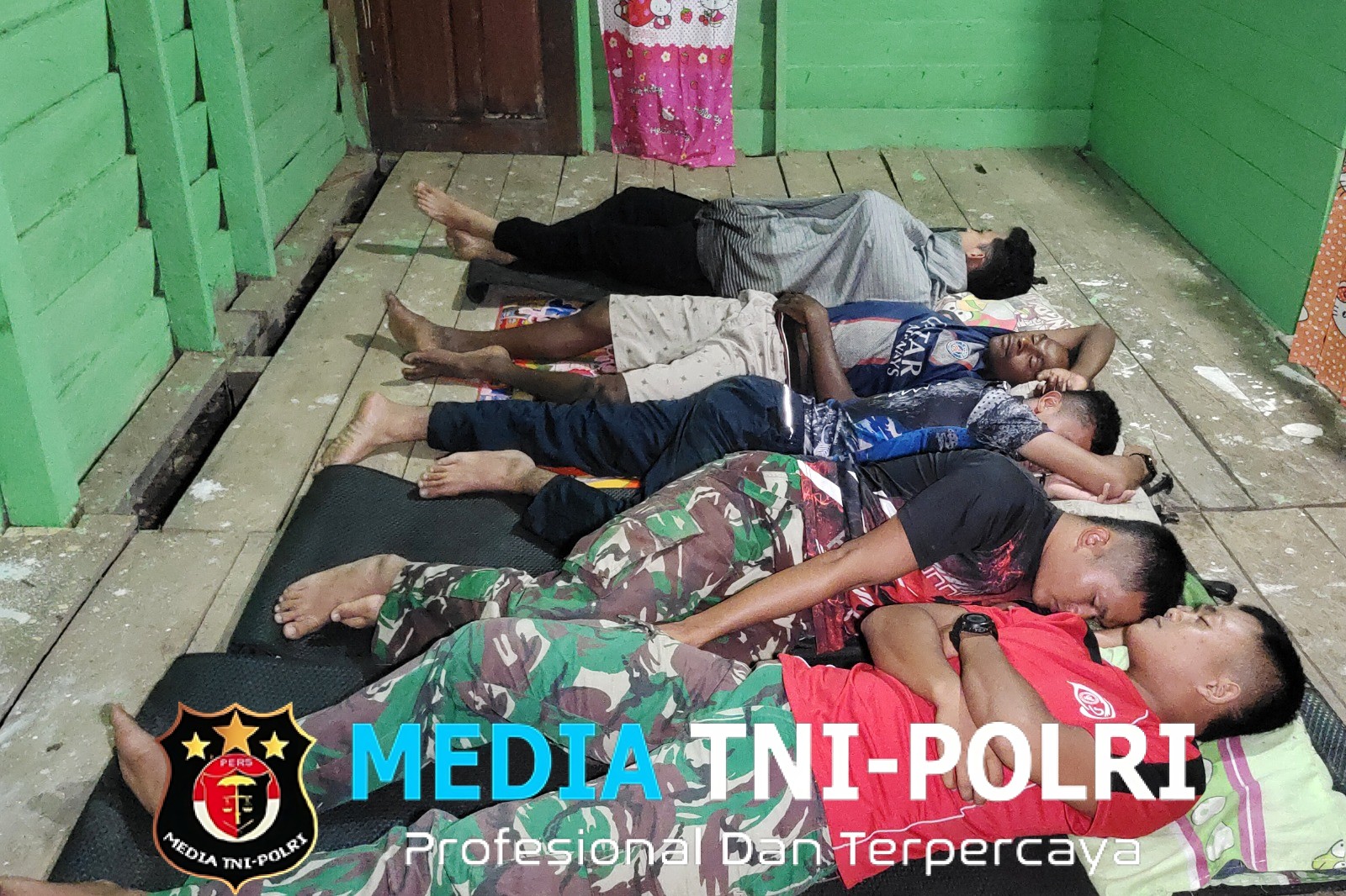 Bangun Kebersamaan, Personel Satgas TMMD Tinggal di Rumah Warga