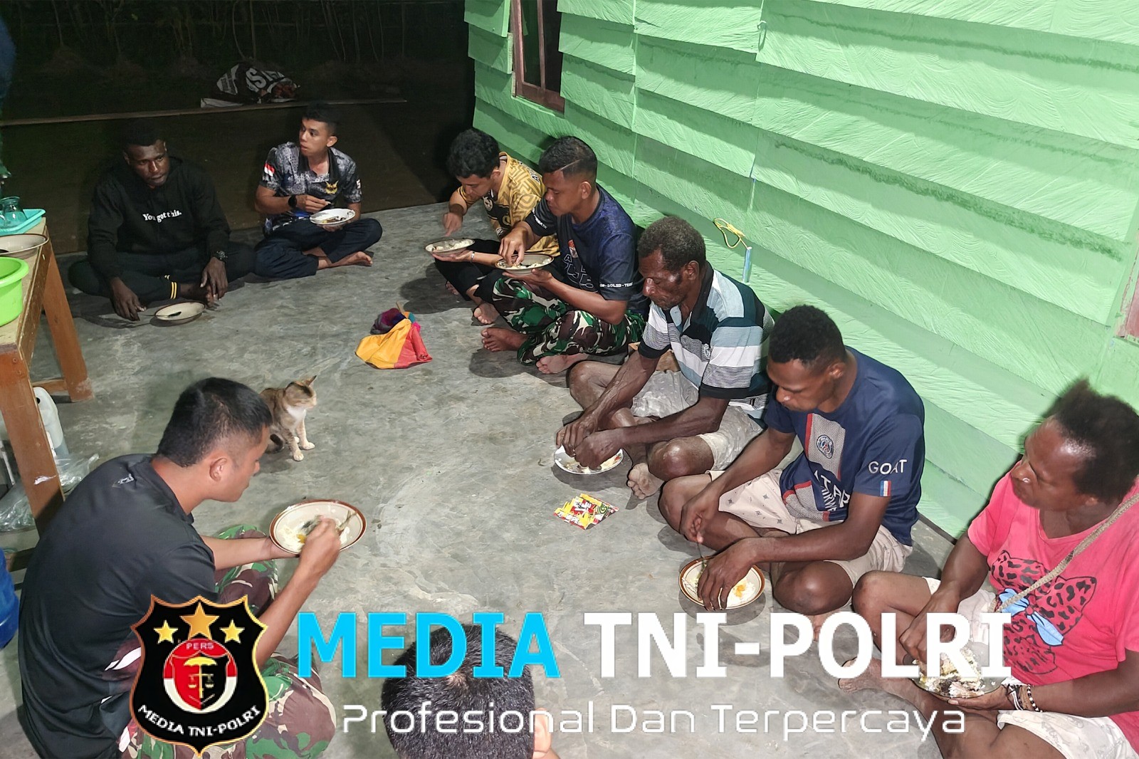 Hangatnya Kebersamaan, Satgas TMMD Ke-125 Gelar Makan Bersama Warga