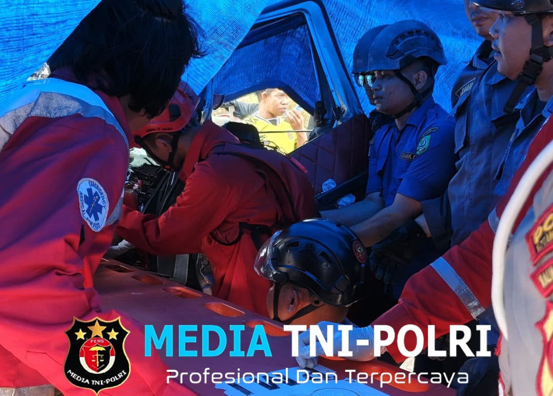 Damkar Kotim Evakuasi Korban Lakalantas yang Terjepit di Kabin Mobil