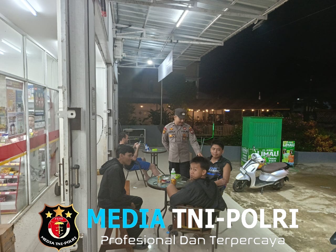 Patroli Humanis Polsek Air besat, Jaga Kamtibmas Sambil Ngopi Bareng Warga