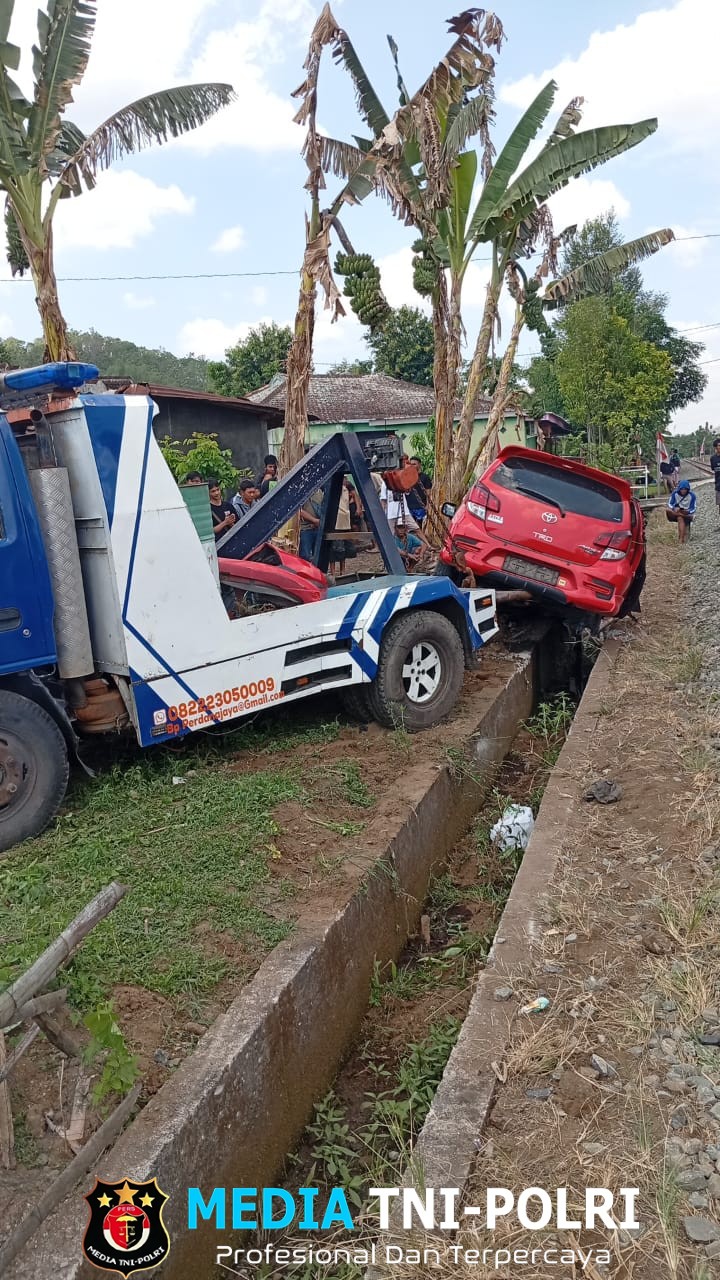 Batara kresna Hantam Mobil Sigra Di Selogiri Wonogiri