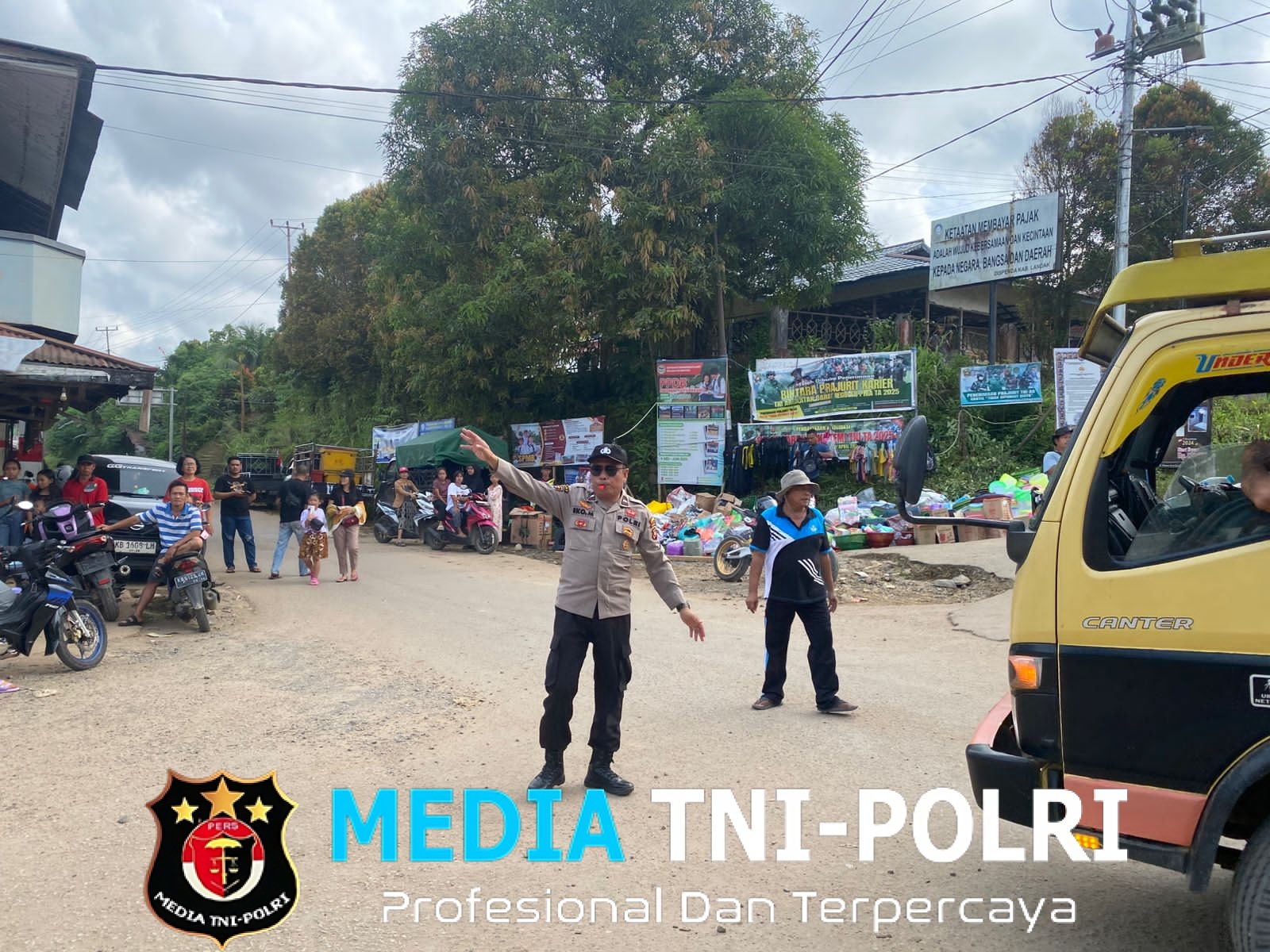 Polsek Menyuke Berikan Pengamanan Kegiatan Gerak Jalan Beregu Di Desa Darit