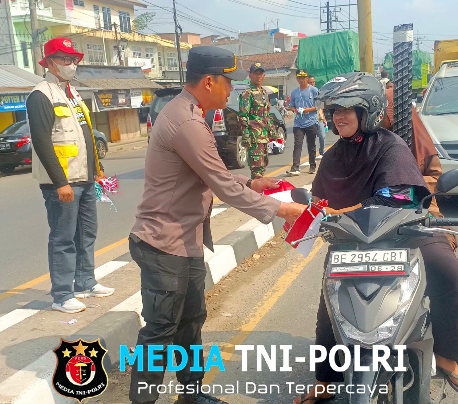 Ribuan Bendera Merah Putih Dibagikan, Forkopimcam Seputih Banyak Kobarkan Semangat Nasionalisme