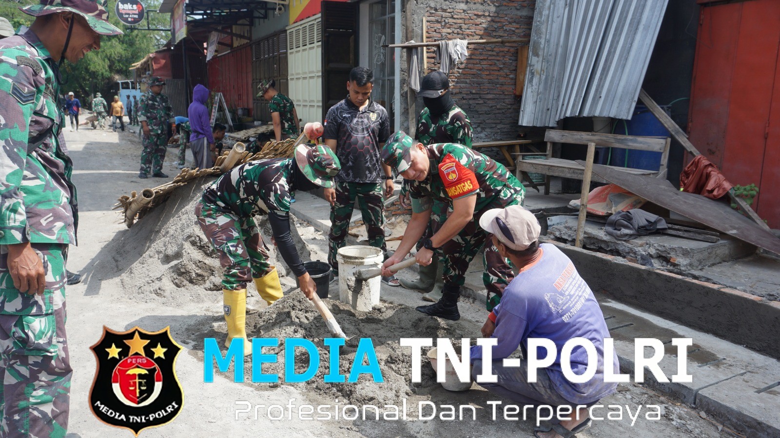 Tanpa Canggung, Dansatgas TMMD Reguler Ke-125 Kodim 0735/Surakarta Membaur Bersama Warga Kerjakan Finishing Perbaikan Saluran Air