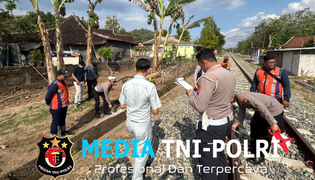 Polisi Olah TKP Mobil Lawan KA Batara Kresna di Wonogiri, 1 Penumpang Tewas