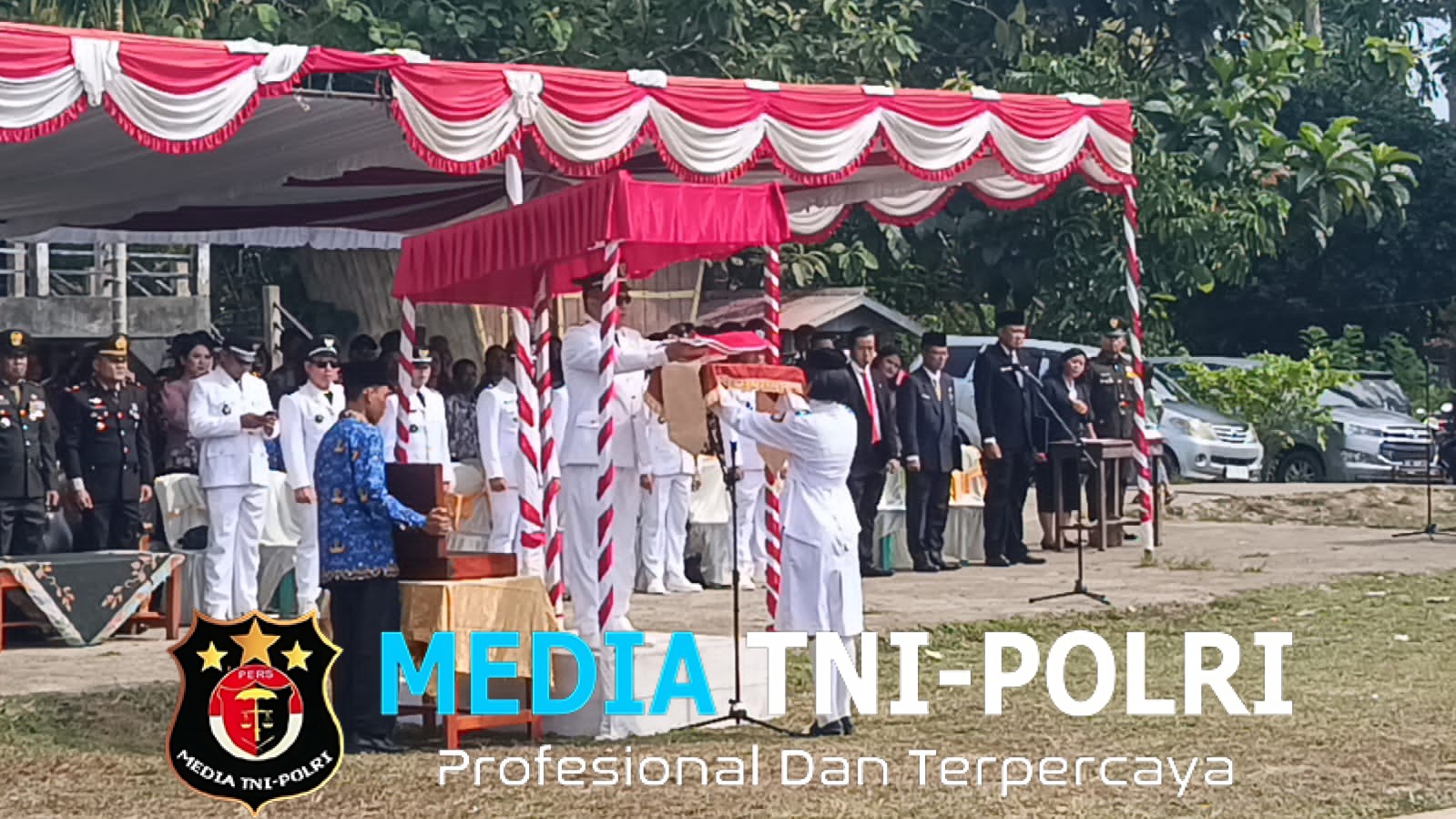 Kapolsek Menjalin Hadiri Upacara HUT RI ke-80 di Lapangan Bola Seborok Kecamatan Menjalin