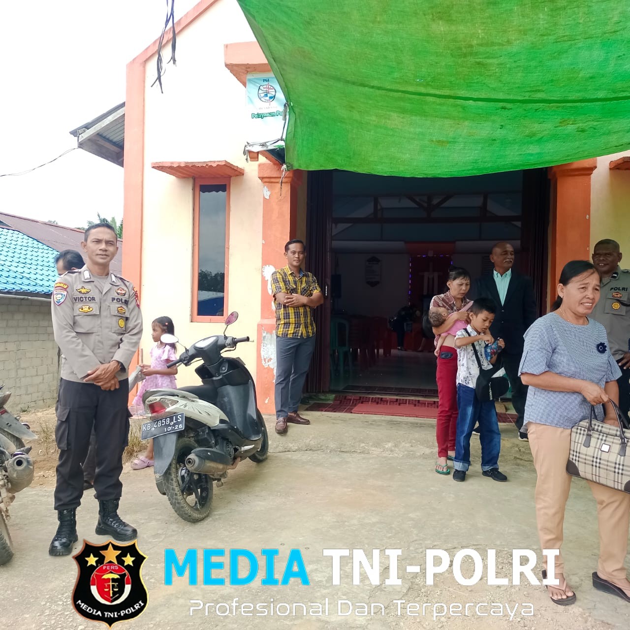 Pengamanan Ibadah Minggu Di Gereja GKMI Jemaat Tiara Oleh Personil Polsek Ngabang Terpantau Aman