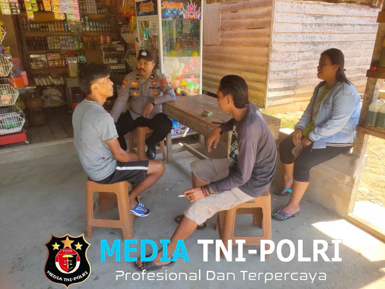 Sambang Warga, Personel Polsek Air Besar Ajak Bersama Jaga Lingkungan