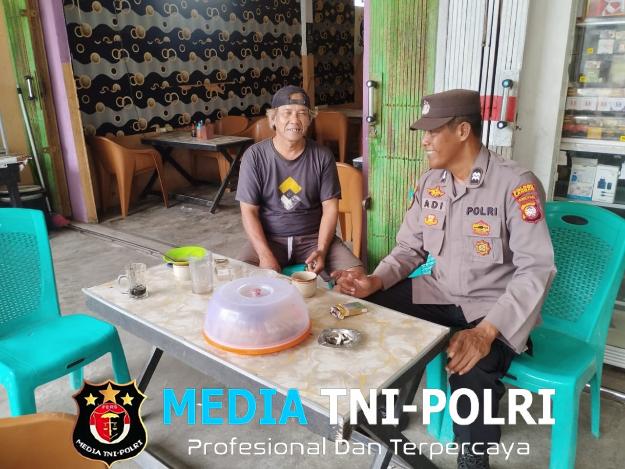 Sapa Warga di Warung Hingga Pedagang Kecil, Polsek Mandor Gelar Patroli Siang
