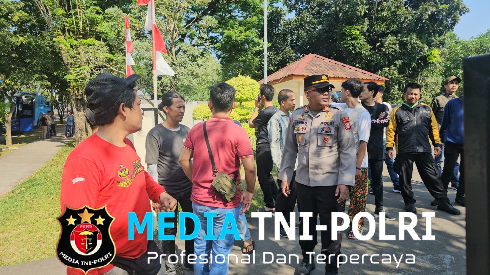 Polsek Cikarang Selatan Berangkatkan 296 Warga ke Jakarta Meriahkan HUT RI ke-80