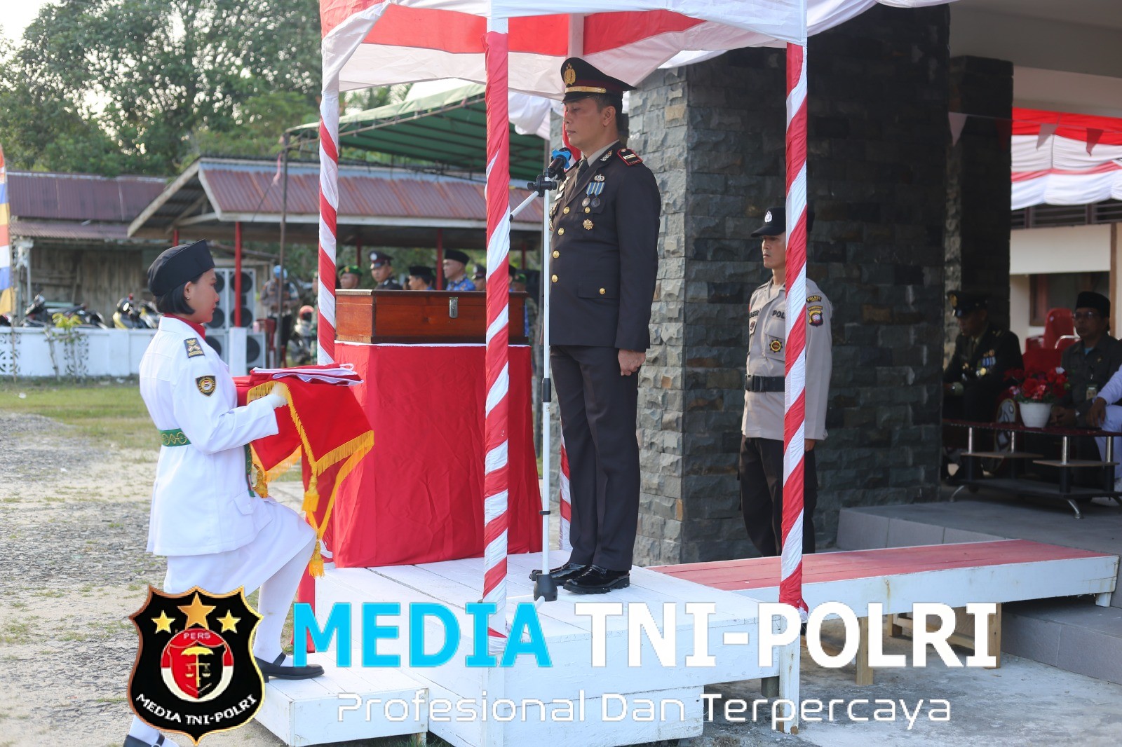 Kapolsek Mandor Menjadi Irup Upacara Penurunan Bendera HUT RI ke-80 di Halaman Kantor Camat