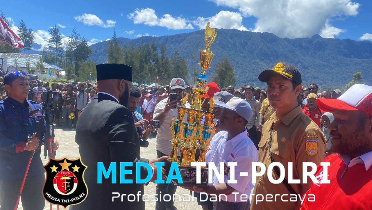 Semangat Merdeka! Siswa SMA Negeri 1 Ilaga Binaan Satgas Yonif 700/WYC Juara Umum Gerak Jalan