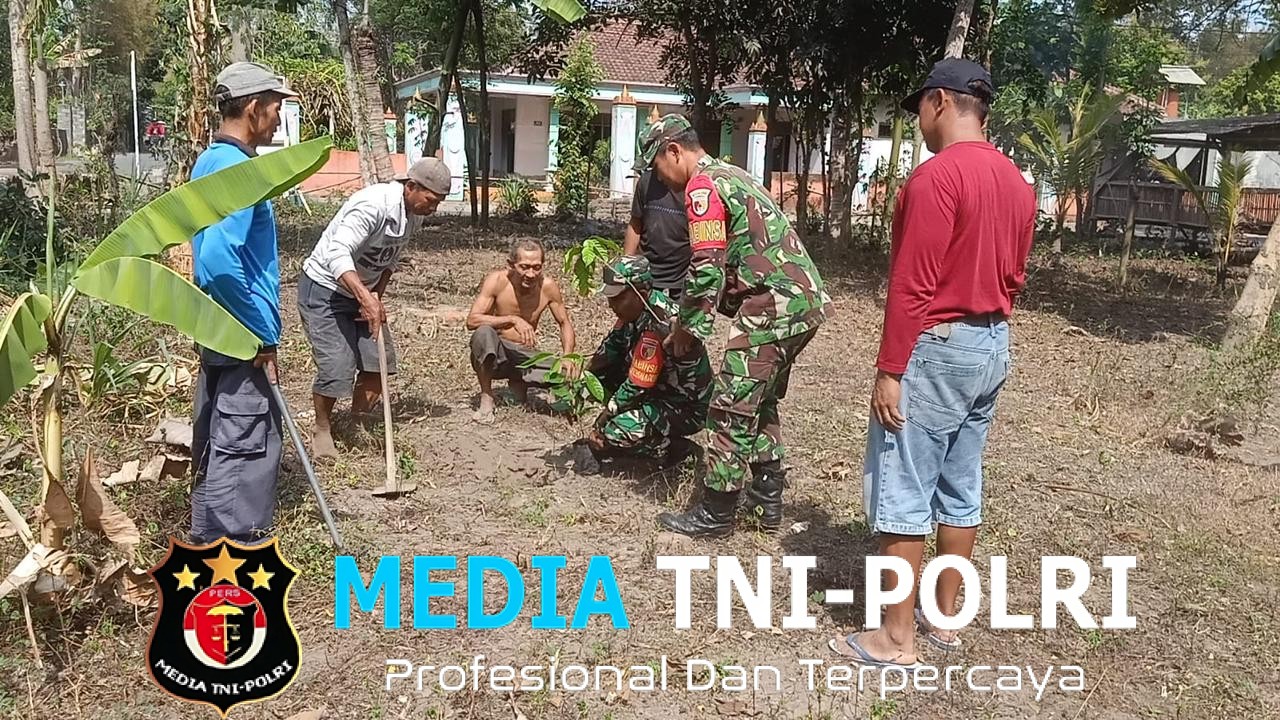 Babinsa Wonodadi Dan Warga Laksanakan Penghijauan Demi Lingkungan Hijau Dan Sehat
