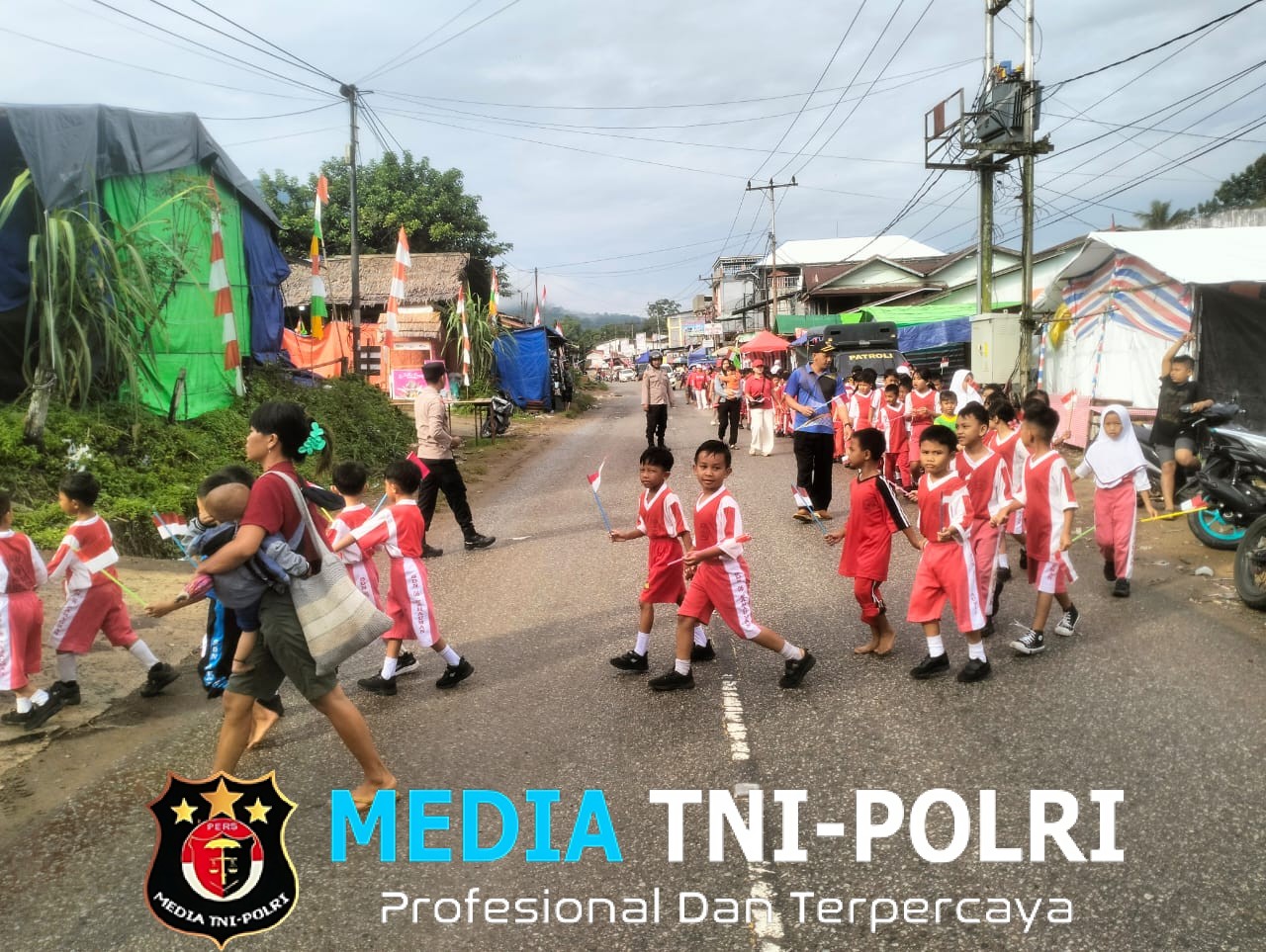 Polisi Jadi Sahabat Anak, Polsek Sengah Temila Amankan Gerak Jalan Santai Siswa SD