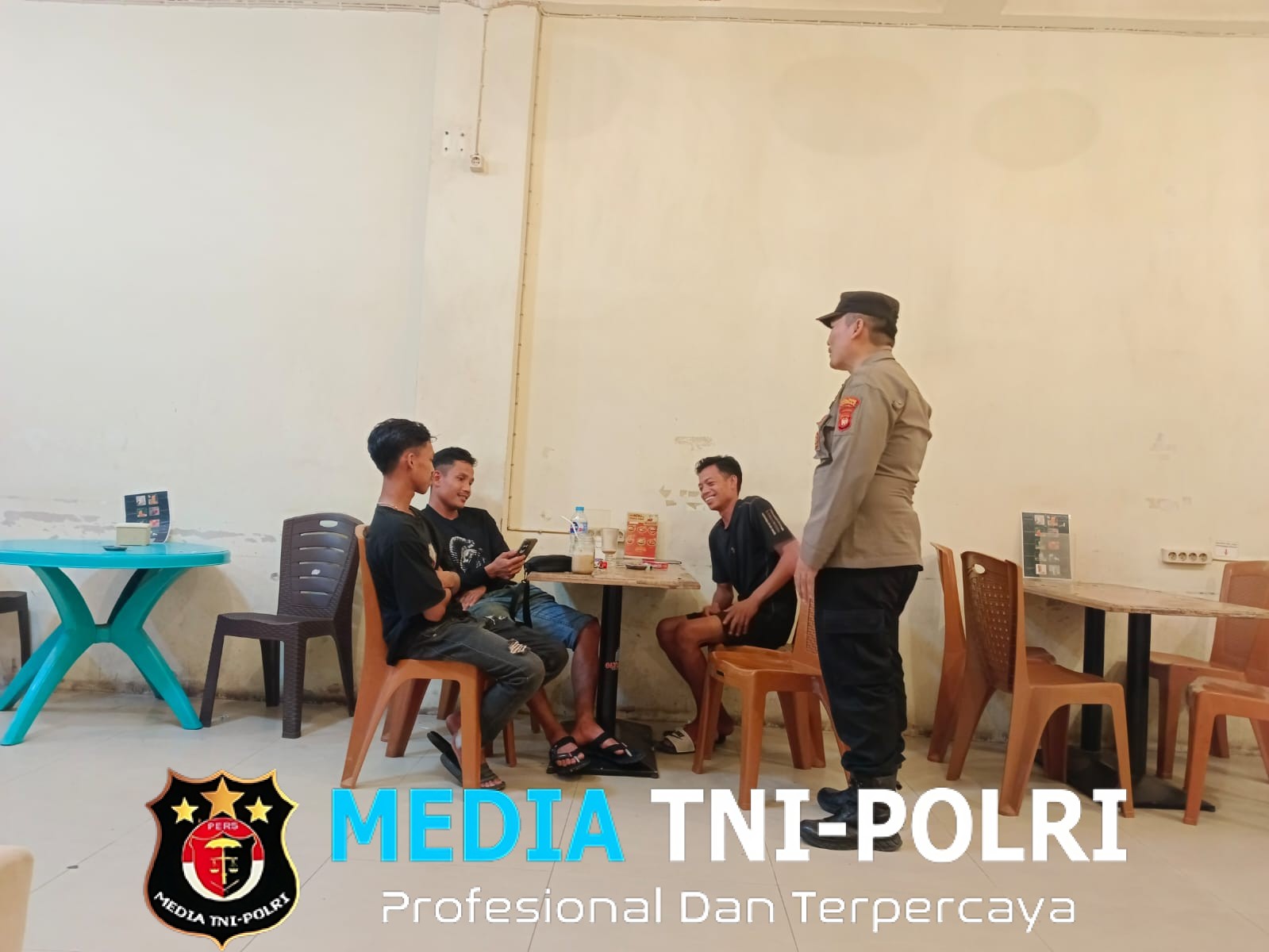 Patroli Malam Polsek Ngabang Ingatkan Kepada Para Pemuda Untuk Tidak Berbuat yang Dapat Melanggar Hukum