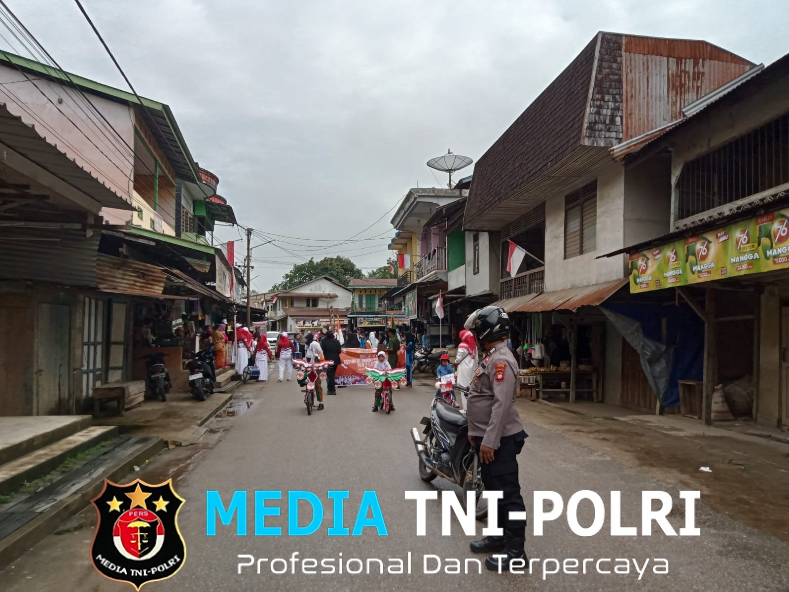 Samapta Polsek Menyuke Lakukan Pengawalan Kegiatan Jalan Santai MIN 2 Landak Memperingati Hari Kemerdekaan RI Ke-80