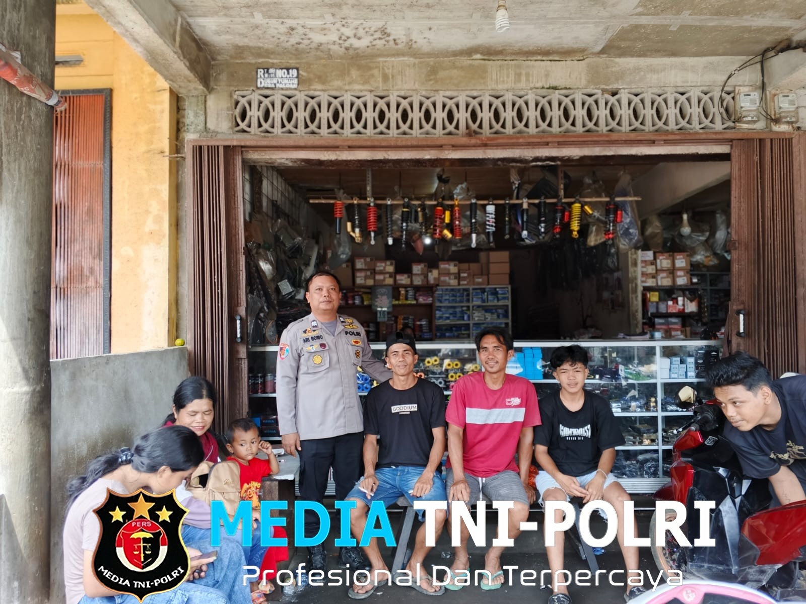 Bangun Keakraban, Polisi Sengah Temila Sambangi Warga Saat Patroli