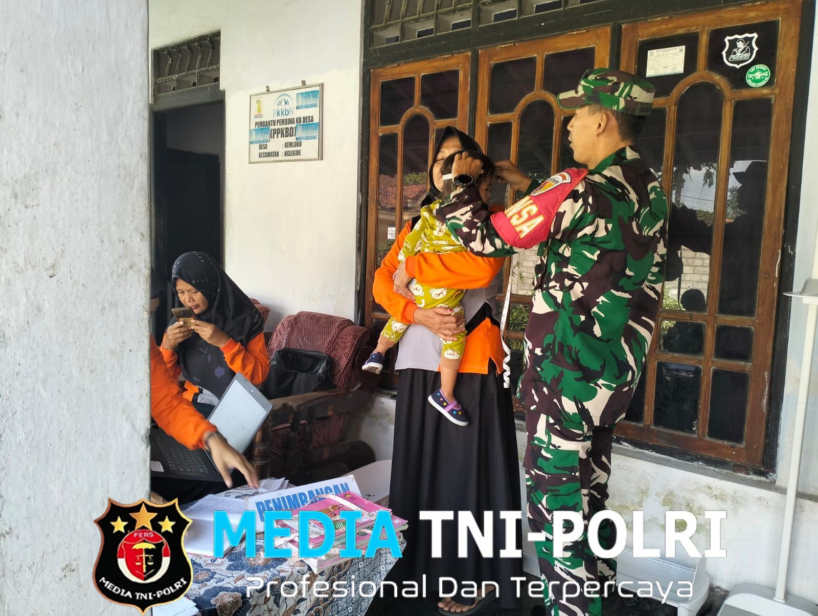 Posyandu Di Desa Kemloko, Koptu Sunarto Babinsa Koramil Nglegok Dampingi Percepatan Penurunan Stunting