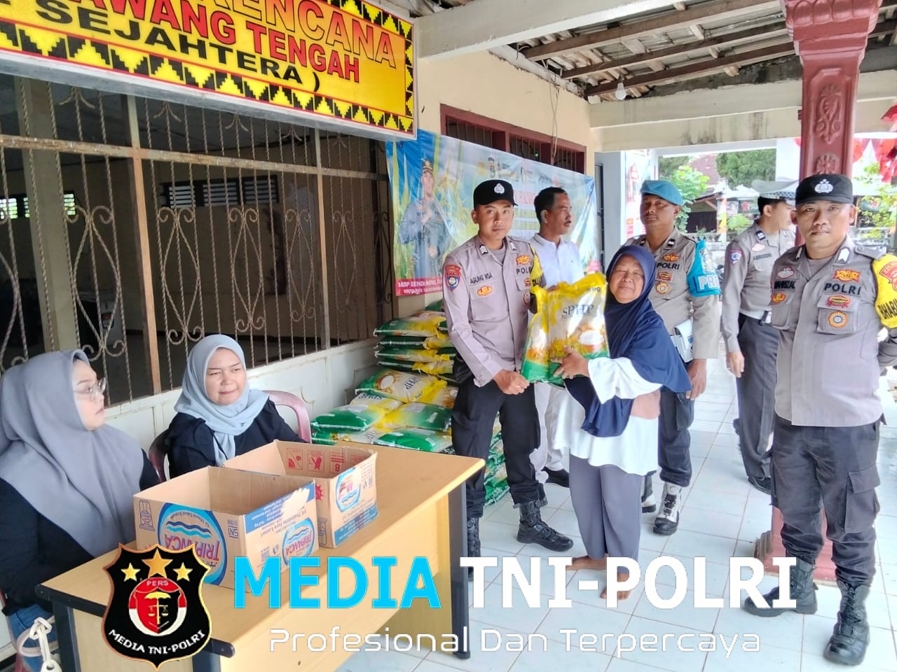 Polsek Tulang Bawang Tengah Gelar Gerakan Pangan Murah, Sediakan 2 Ton Beras untuk Warga