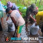 Jaga Kelancaran Pengairan Pertanian, Babinsa Desa Gondang Ajak Warga Kerja Bakti Memperbaiki Tanggul Sungai