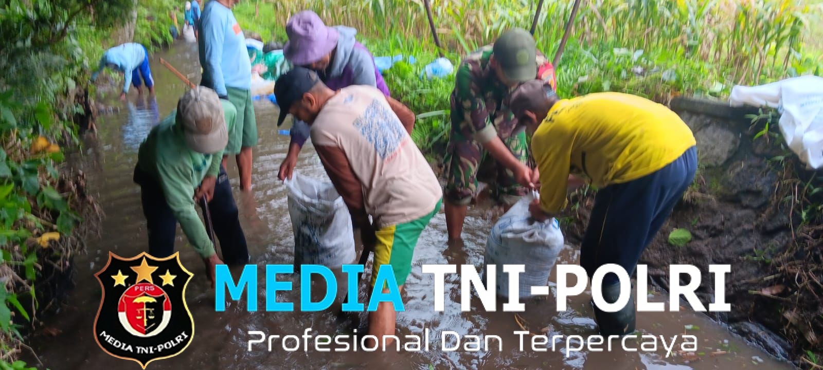 Jaga Kelancaran Pengairan Pertanian, Babinsa Desa Gondang Ajak Warga Kerja Bakti Memperbaiki Tanggul Sungai