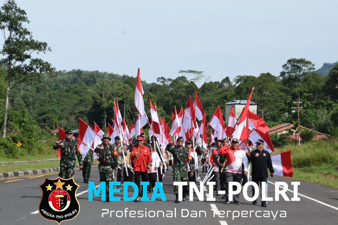 Satgas Pamtas RI-Malaysia Yonarhanud 1 Kostrad Gelar Napak Tilas Bersama Masyarakat Sajingan Besar Peringati HUT RI ke-80